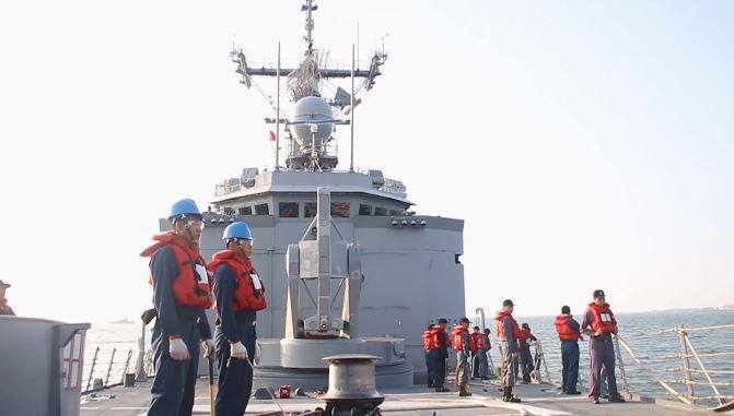 海軍銘傳、逢甲軍艦艦艏有用來發射魚叉飛彈、標準防空飛彈的MK13發射架。(海軍擷自臉書影片)
