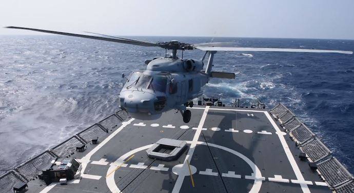 反潛直升機於新成軍的成功級艦上操演起降，藉此向國人證明新成軍的銘傳、逢甲軍艦已經準備好加入守衛海疆行列。(圖擷自海軍臉書影片)