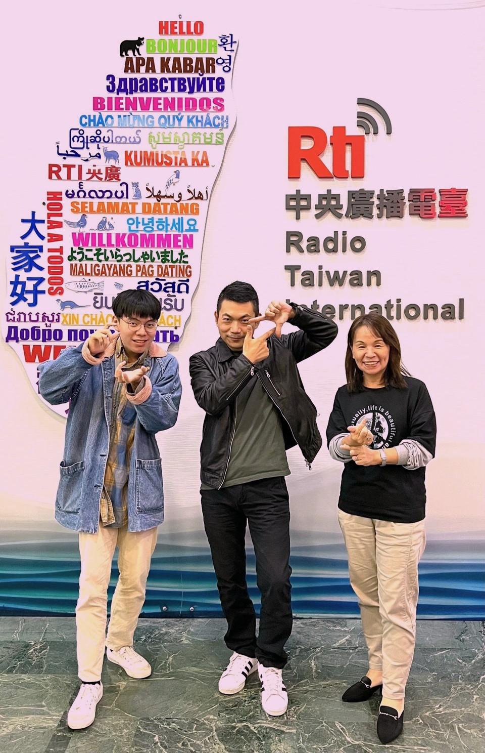 楊梅客家子弟黃喜恩 喜愛攝影 贏得美人芳心還創業