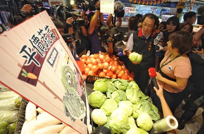 林全不滿菜價高 政院大力抓菜蟲