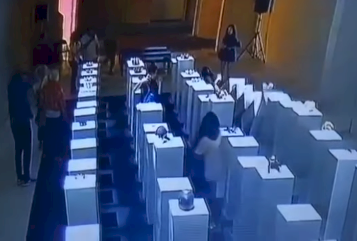 自拍撞倒一堆藝品 恐得賠600萬