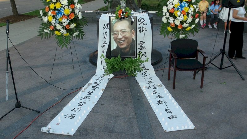 為劉曉波點支菸  華府中國人淚憶追思