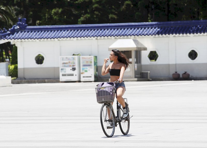 各地多雲到晴高溫持續 台北上看37度