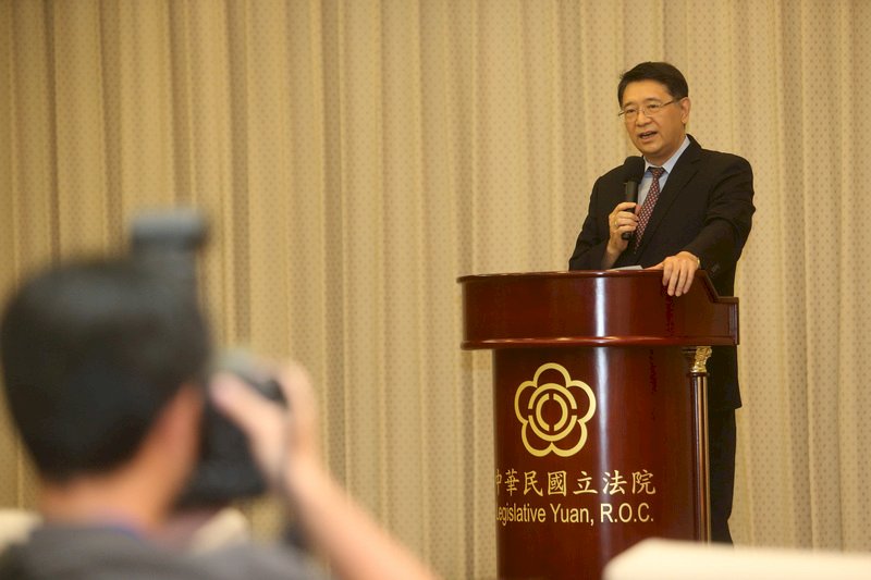 實習生丟水球 藍黨團：建請立院寬容處置