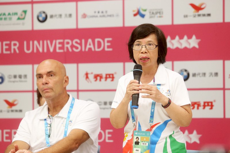 世大運開幕測試 民眾聚大樓窗戶睹風采