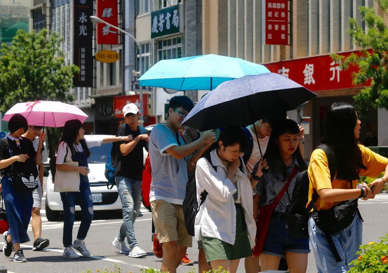 晴朗炎熱 午後山區局部短暫雷陣雨