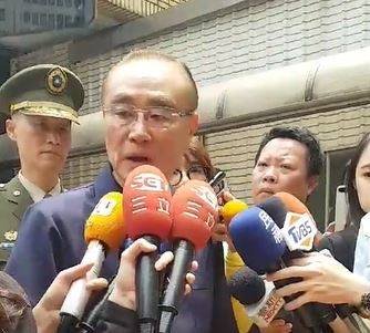 府憲兵維安遭砍濺血 馮世寬：英勇須表揚