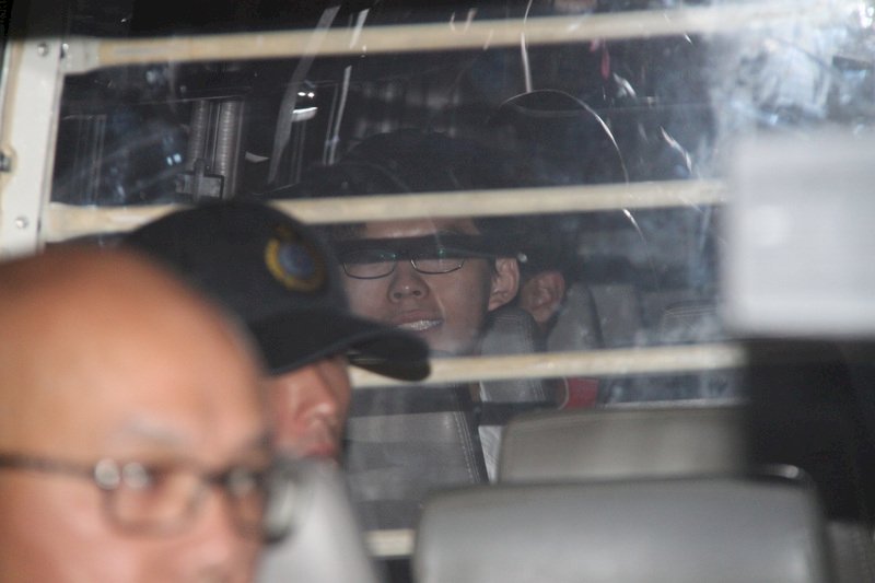 黃之鋒入獄 港官員：行使公民權須守法