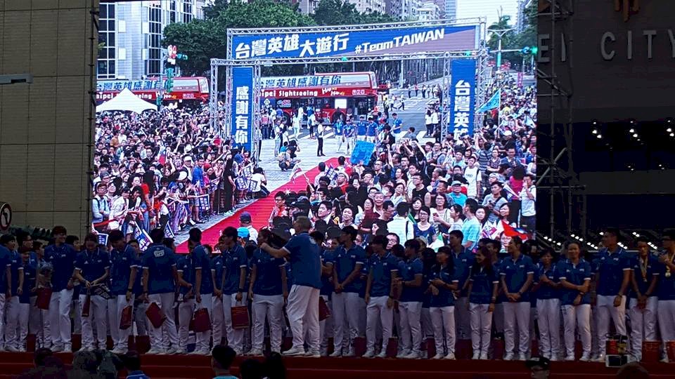 享受英雄遊行喝采 選手感動盼支持熱情持續
