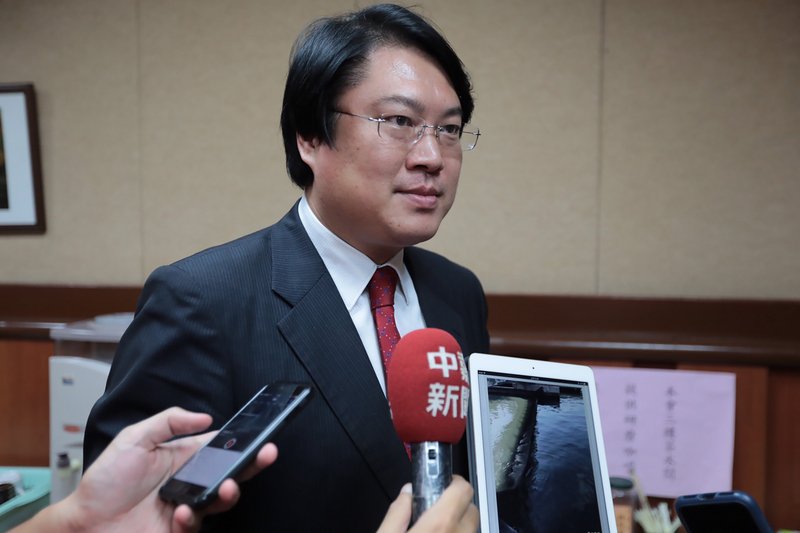基隆港區染黑 林右昌：船隻擾動底泥