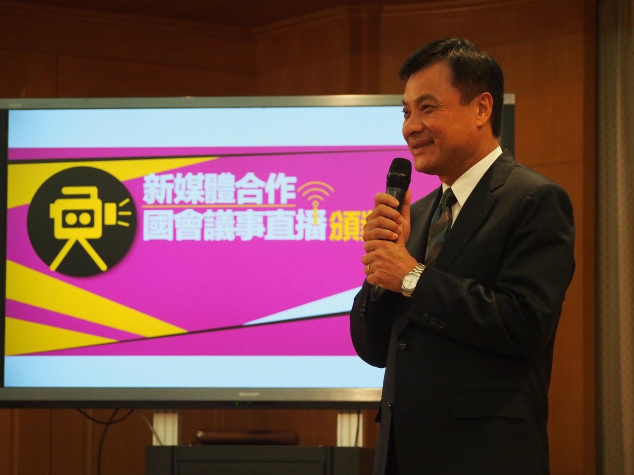 蘇嘉全贈獎座 肯定媒體協助國會轉播