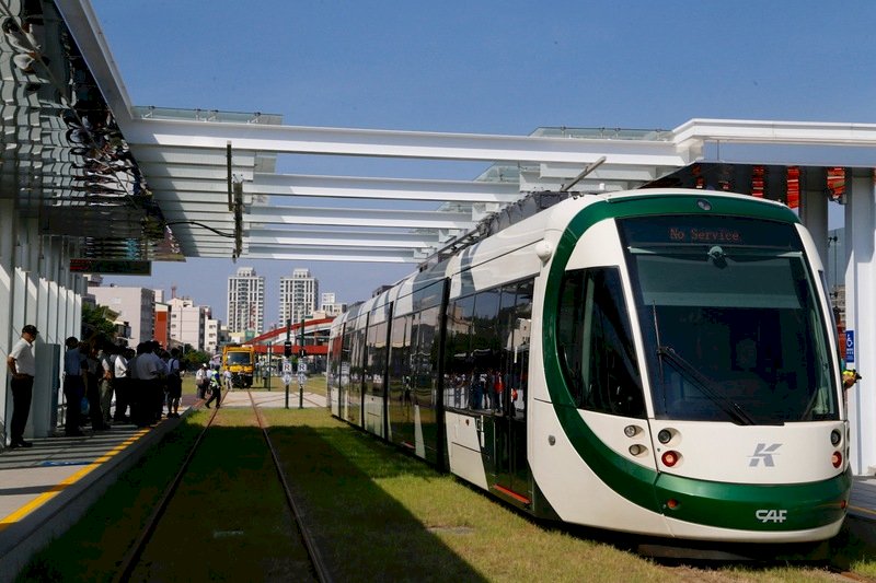 高雄輕軌一階段尾段履勘 9月底可通車