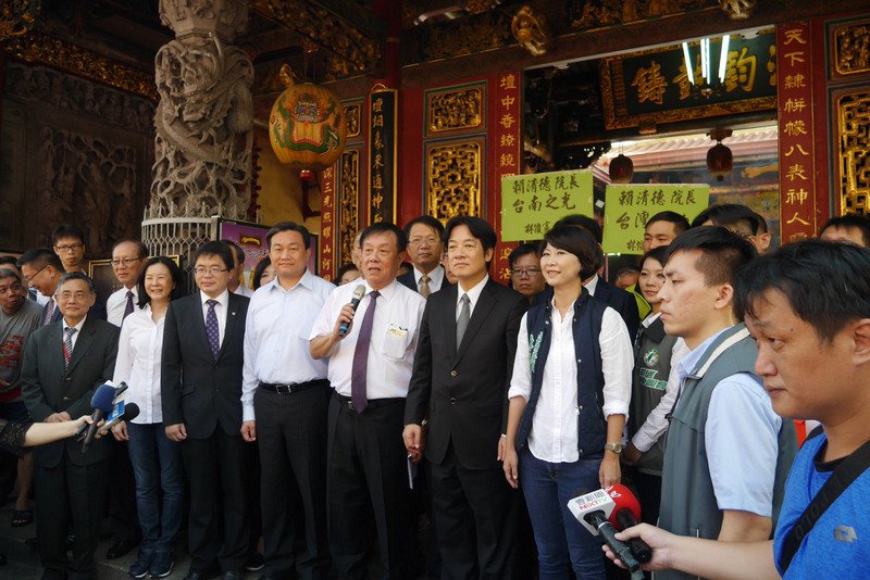 賴清德回台南祭拜 盼人民安居樂業