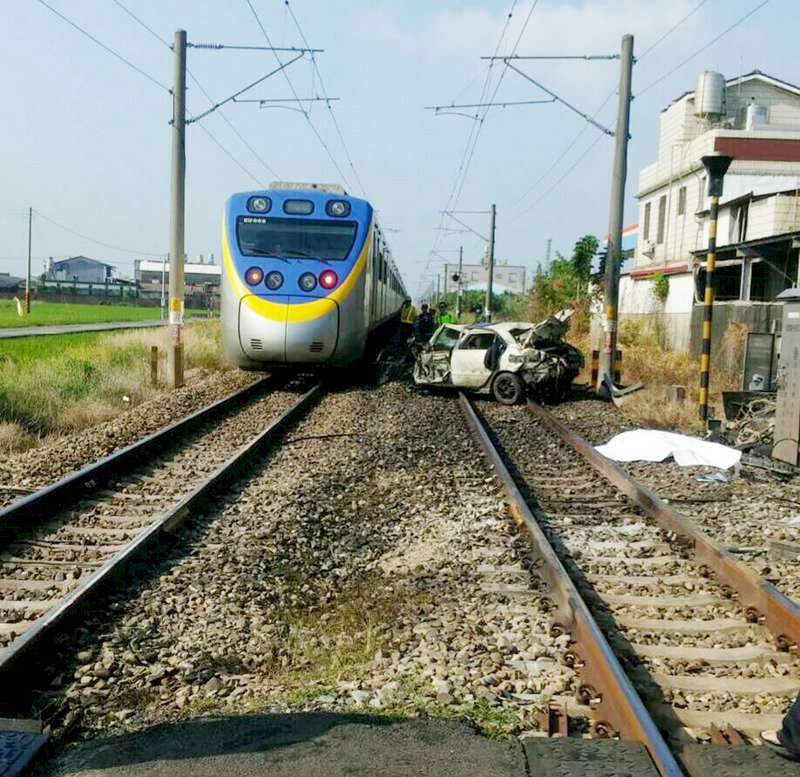 自強號撞轎車後故障 500旅客改接駁