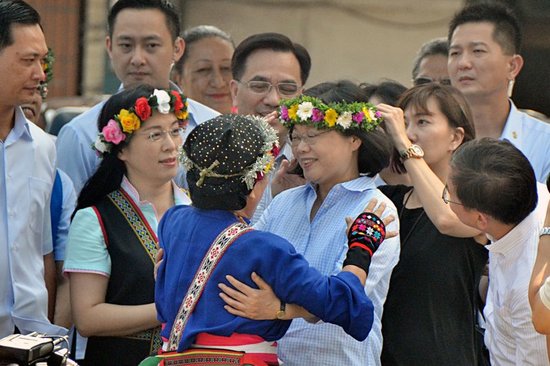 訪普悠瑪部落 蔡總統：講母語令她感動