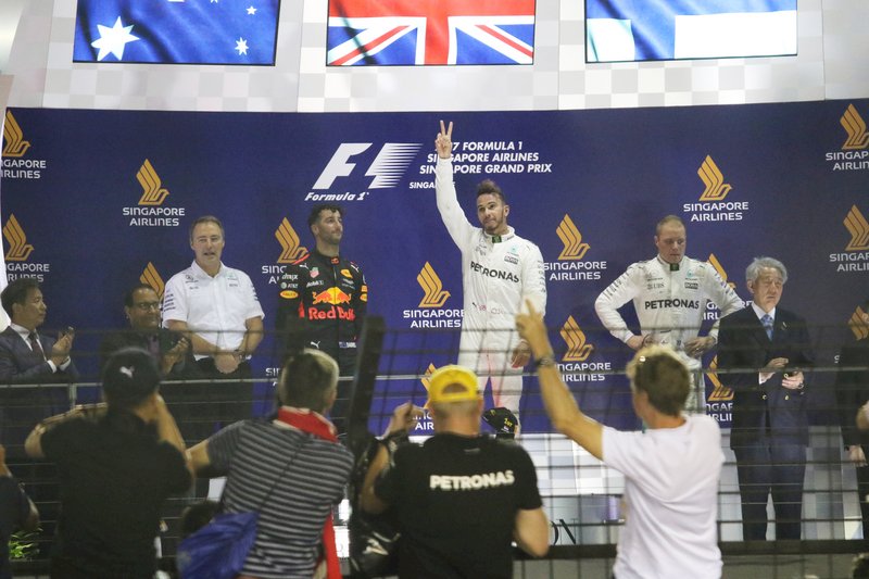F1新加坡大獎賽 賓士車隊韓密爾頓摘冠