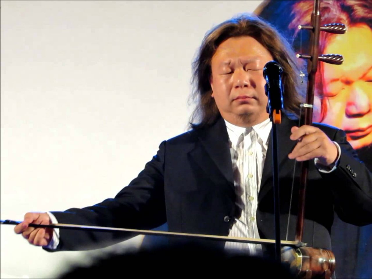 駐英處秋季演奏會 溫金龍演奏西洋老歌