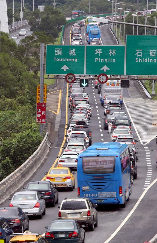 國道首次日間離峰減價 上午車流仍多