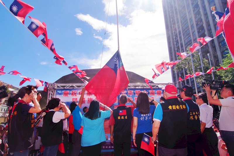 張老旺國旗屋升旗邁入23年  千人唱國歌