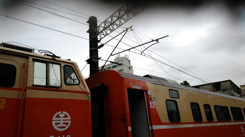 台鐵電車線斷 影響上萬旅客
