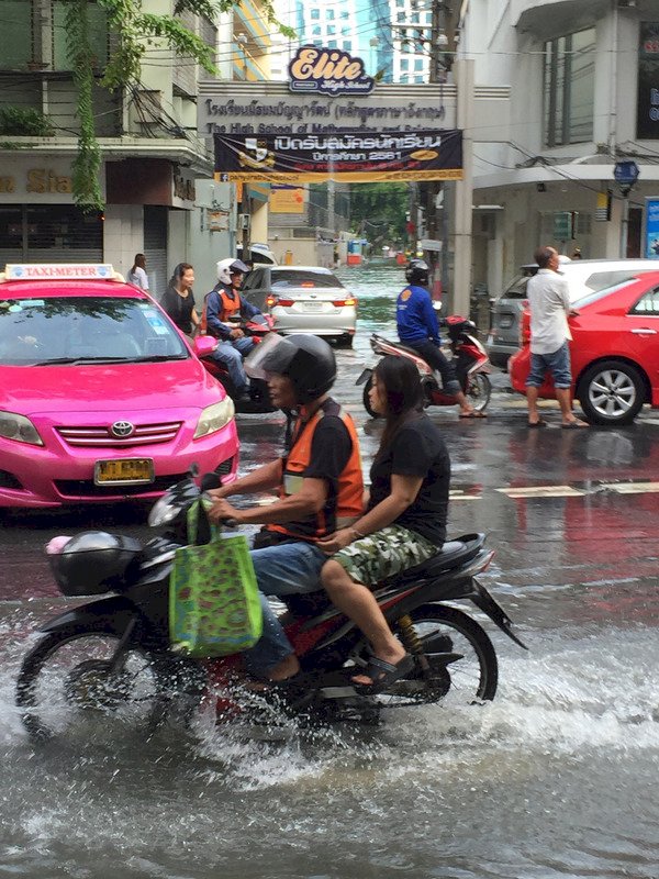 曼谷深夜大雨 積水及膝通行困難
