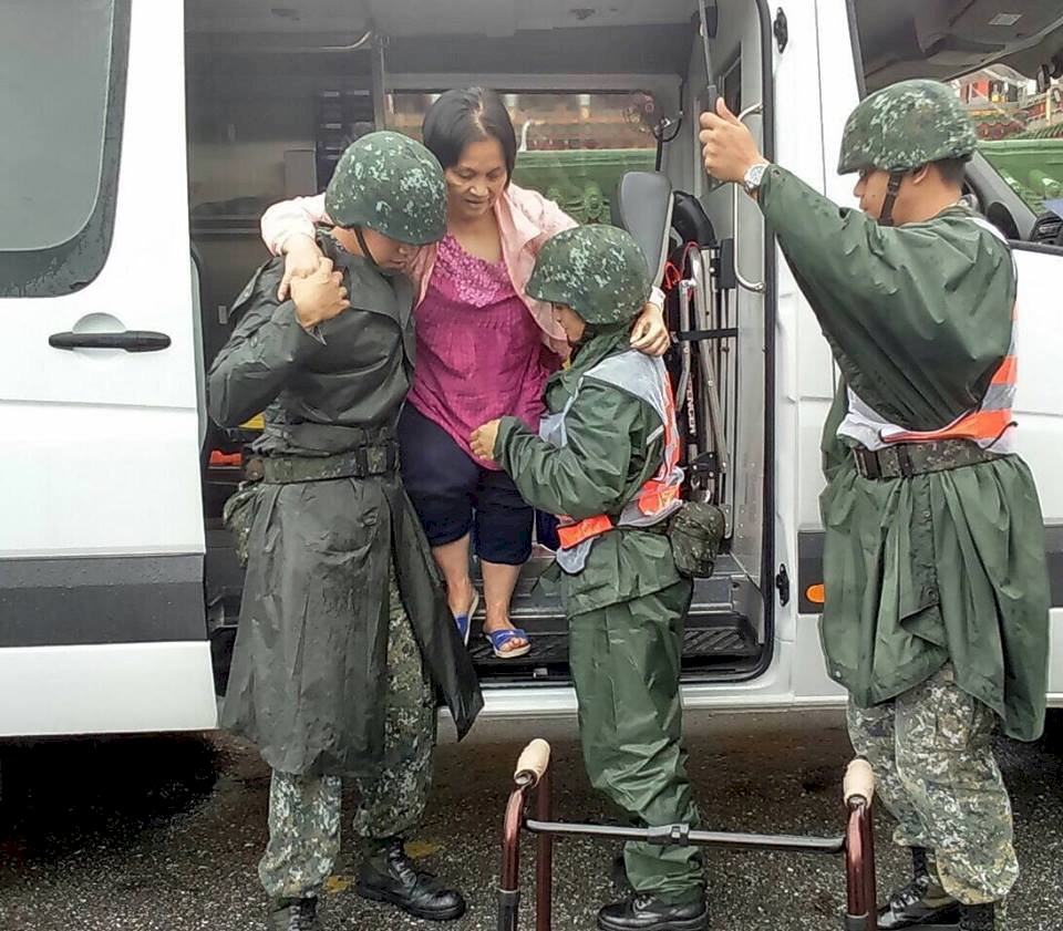 國軍出動兵力機具 協助駐山區民眾撤離