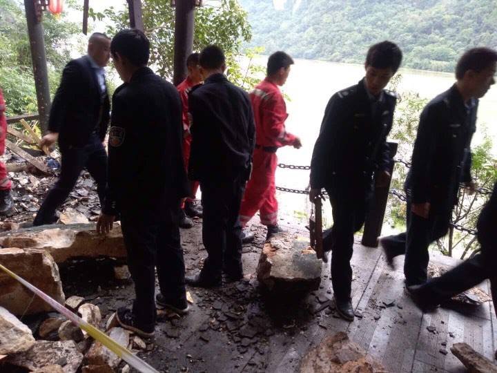 台旅行團搭船遊三峽 下船步行遇土石流