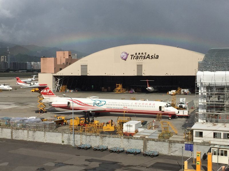 遠航飛機在松機機棚擦撞  多航班延誤