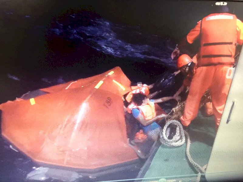 宏都拉斯籍貨輪高雄外海翻覆 救起13人