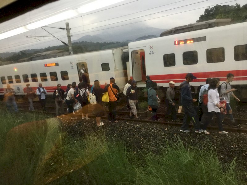 普悠瑪列車出軌 估深夜搶修完成