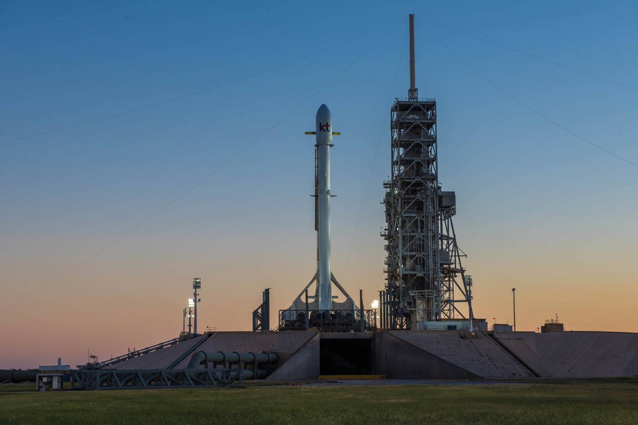 SpaceX發射南韓衛星 火箭垂直返降海面