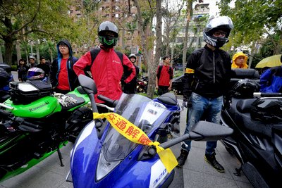 民團抗議兩段式左轉 警政署：違規將取締