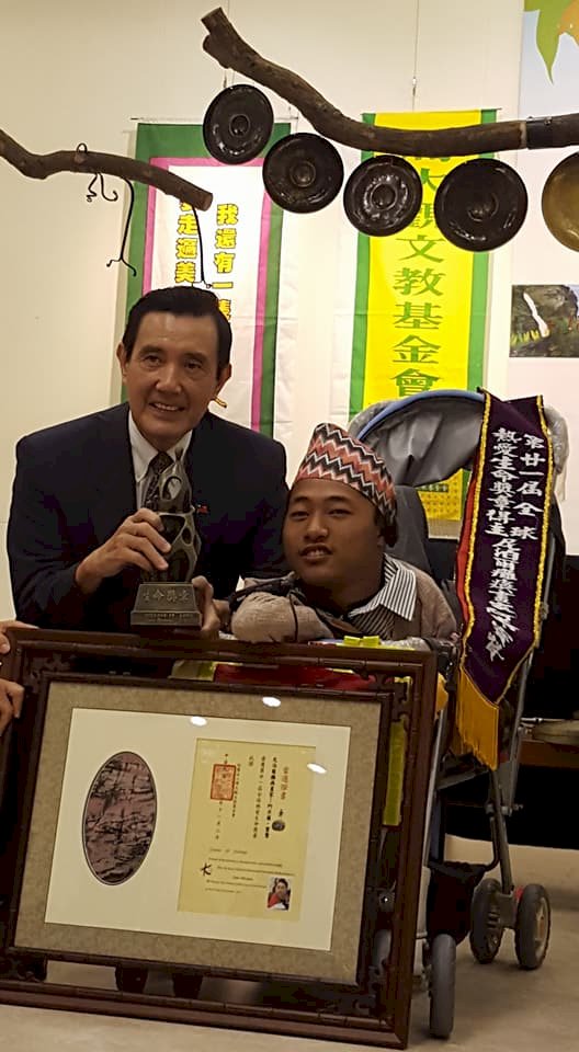 地震奇蹟 尼泊爾癱瘓畫家寶贊畫出生命光輝