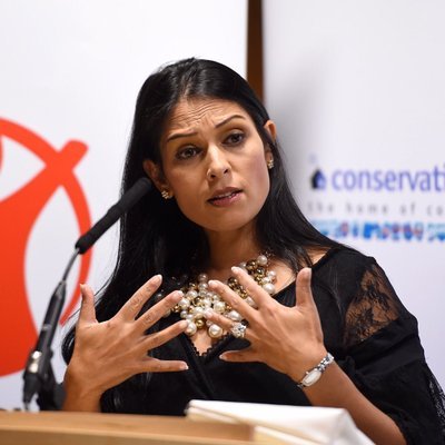 私下密會以國政要 英海外援助大臣辭職