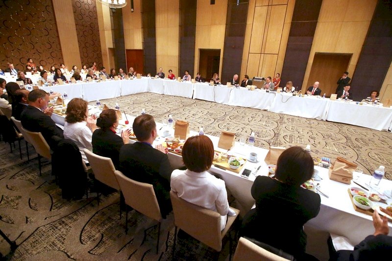 宣傳台灣女權 宋楚瑜：女性國會議員比例高