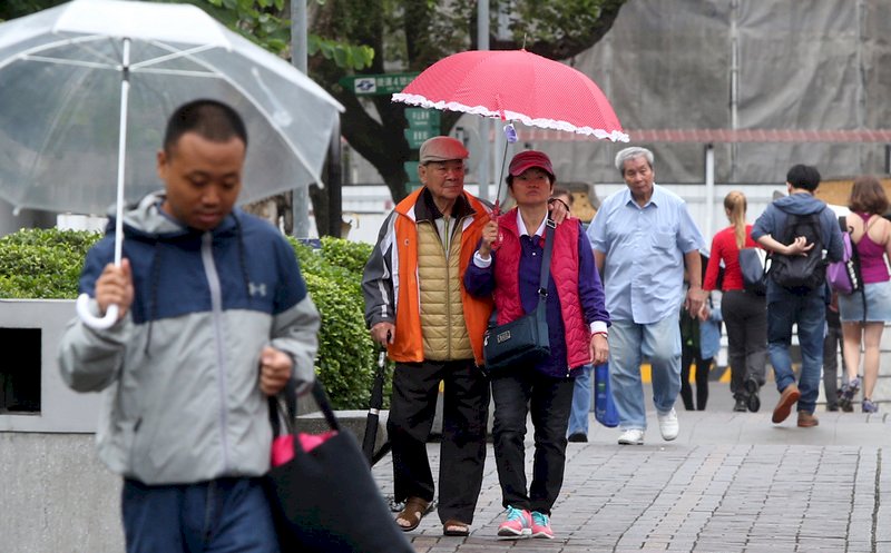 北臺天涼北東有雨 中南部雲多