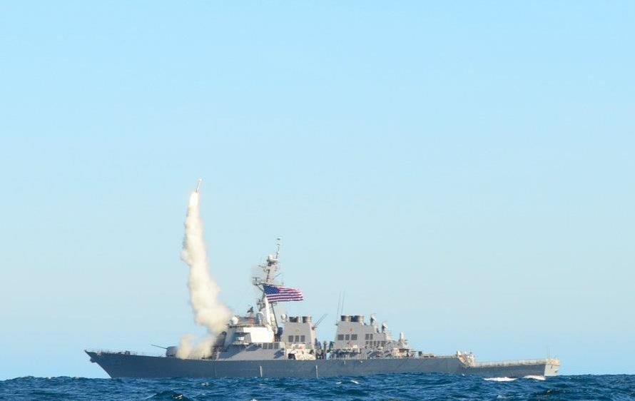 美軍驅逐艦班福特號 在日本和拖船相撞