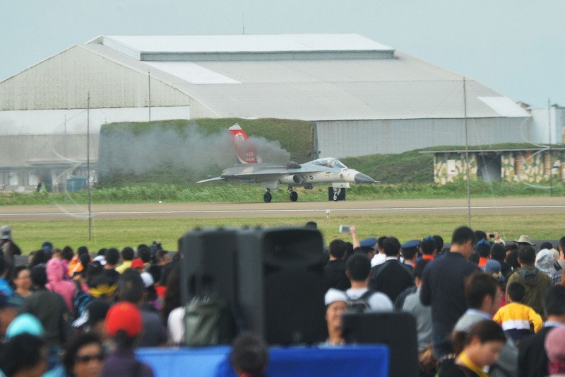 IDF降落冒黑煙 空軍：疑遭鳥擊