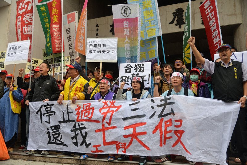 勞團夜襲總統官邸潑漆  9人遭警方帶回