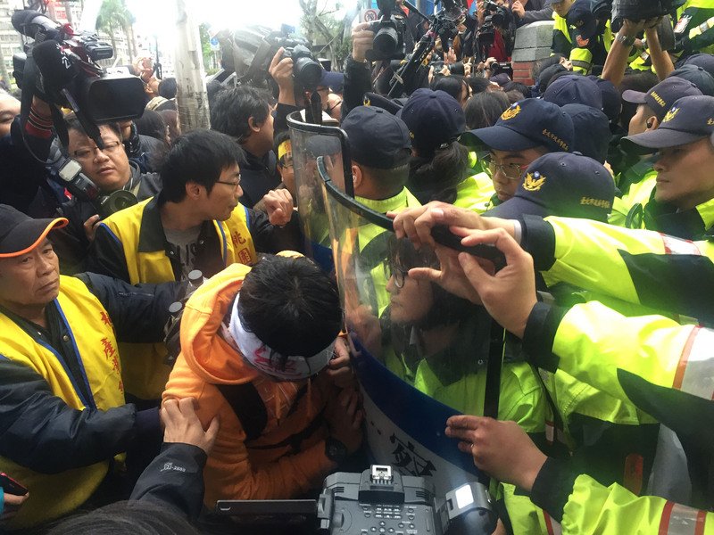 勞團不滿修勞基法潑漆抗議  警依法究辦