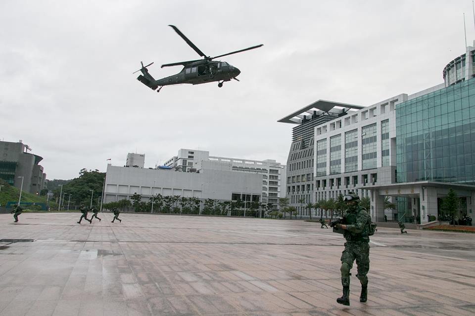 國防部辦參訪活動 展示直升機落地訓練