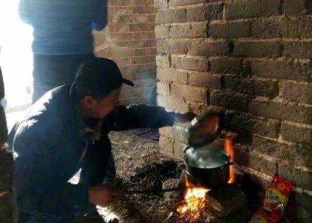 背包客長城當廚房 生火煮飯燻黑牆