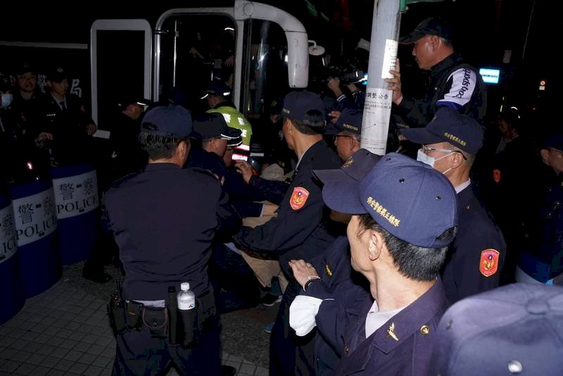 勞團群眾與警僵持 警備車載走抗議民眾