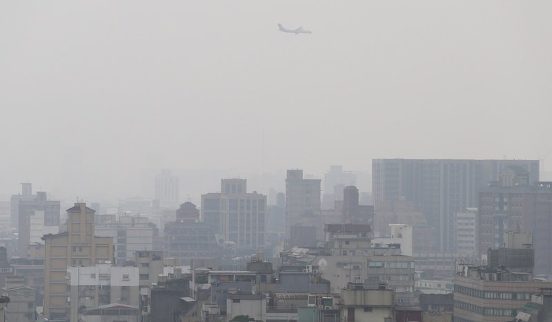 境外空污晚間報到 局部地區可達紅色警戒