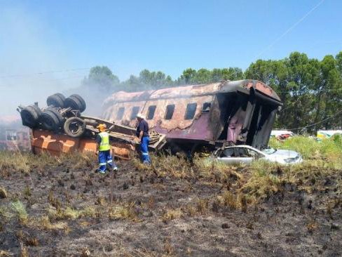 南非火車撞卡車 最少4死40傷