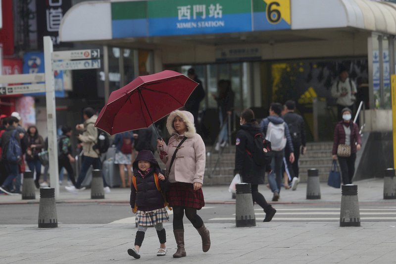 鋒面接近  中部以北及東北防大雨