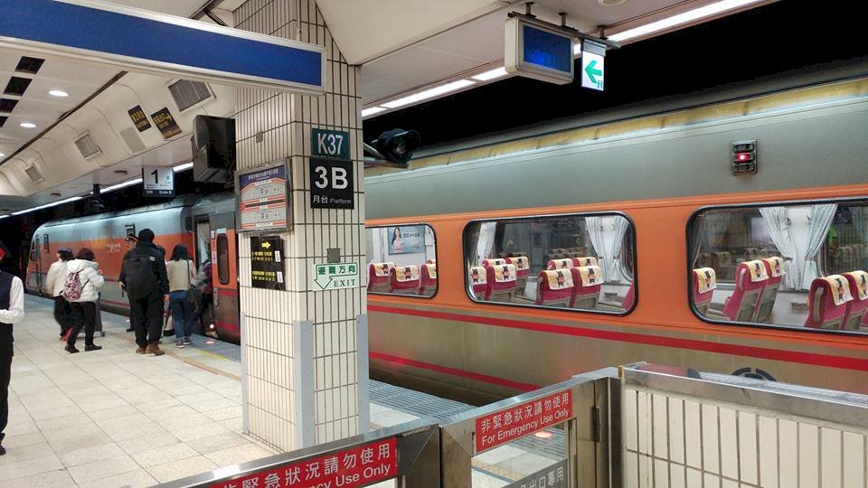 台鐵輪班間隔8小時 適用至2019年底