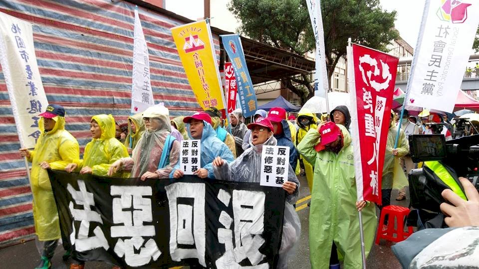 立院拚勞基法闖關 勞團揚言抗爭將沒完沒了