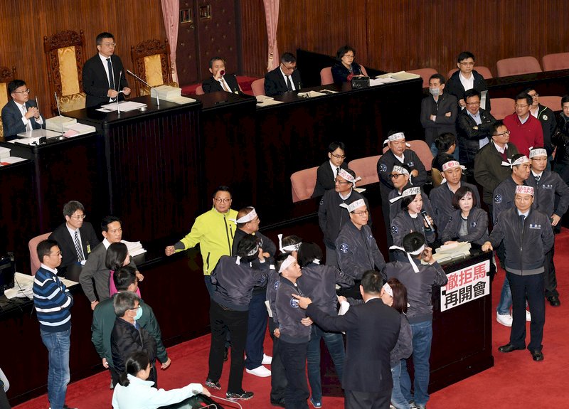立法院通過延長會議時間 直至勞基法三讀