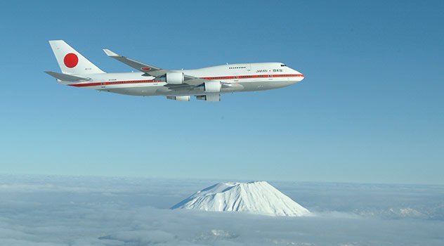 日本空自好糗 首相專機竟掉蓋板